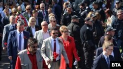 Посланикът на Русия Елеонора Митрофанова (в червено) отбелязва годишнината от края на Втората световна война - 9 май, и руския Ден на победата над нацизма, пред паметника на Съветската армия.