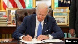 ჯო ბაიდენი ხელს აწერს "ლენდ-ლიზის" კანონს, 9 მაისი, 2022 წელი 