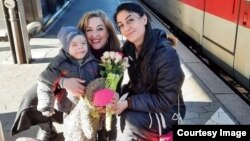 Nelli Syupyur, shqiptare nga Ukraina (djathtas) pak pasi ka arritur nga Ukraina në Gjermani me djalin e saj. Vjollca (në mes) shqiptare nga Gjermania i ka ndihmuar të sistemohet.