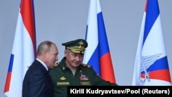 Președintele rus Vladimir Putin și ministrul Apărării, Serghei Șoigu, 23 august 2021