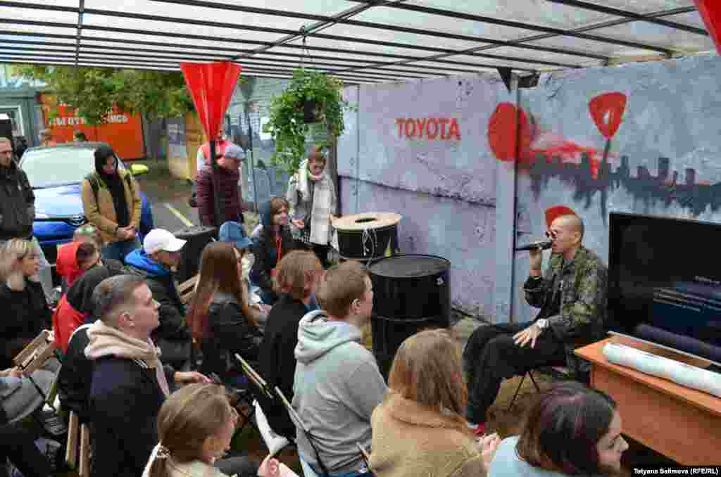 Все три дня фестиваля на разных площадках фестиваля проходили лекции и мастер-классы. На них томичам рассказали, например, об особенностях онлайн-образования, влиянии комиксов на людей, принципах работы с текстами и “красивоговорении”. 