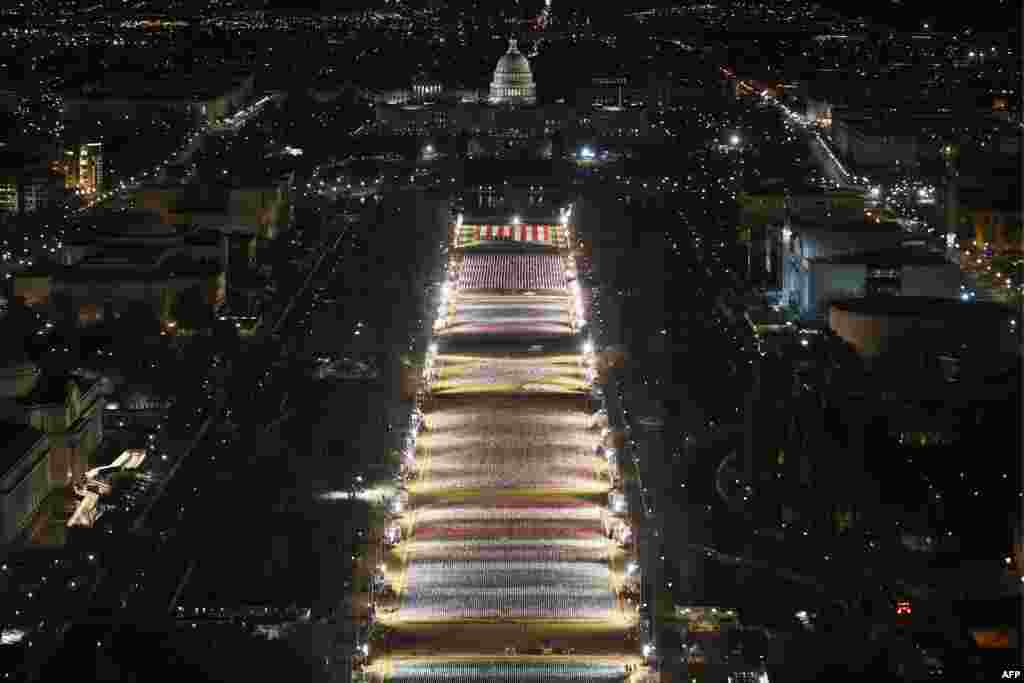 &bdquo;Câmpul de steaguri&rdquo; este iluminat pe National Mall în timp ce clădirea Capitoliului este pregătită pentru ceremoniile de inaugurare a președintelui ales Joe Biden și a vicepreședintelui ales Kamala Harris.