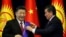 Presidenti i Kinës, Xi Jinping duke pranuar urdhrin më të lartë që ndaj Kirgizia nga presidenti i këtij vendi, Sooronbai Jeenbekov. Bishkek, qershor, 2019. 