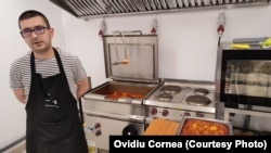 Ionuț Munteanu, bucătarul român care gătește, alături de colega de breaslă ucraineancă, pentru refugiați.