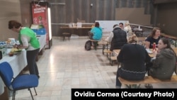 Asociația O Masă caldă, care coordonează cantina pentru refugiați, continuă să ofere hrană pentru refugiați și la centrul de tranzit de la gara Cluj. Aici aceștia sunt și cazați peste noapte.