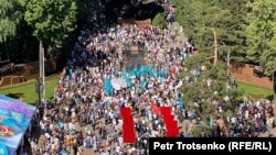 Шествие «Батырларга тагзым» («Поклонимся героям», аналог «Бессмертного полка» в России), конечным пунктом которого явилось возложение венков к Вечному огню в парке 28 панфиловцев. Алматы, 9 мая 2022 года
