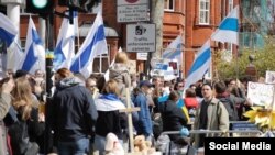 Protest contra războiului cu noile steaguri alb-albastre ale unora din rușii care trăiesc în străinătate, Londra, 8 mai 2022