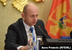 Poslanik Milan Knežević