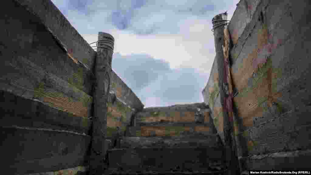 Так виглядає небо з окопа під час обстрілів. Інколи бійцям ЗСУ на передових позиціях поблизу Авдіївки доводиться бачити таке небо впродовж кількох годин – попри те, що у січні Тристороння контактна група у Мінську заявила про чергову домовленість про припинення вогню