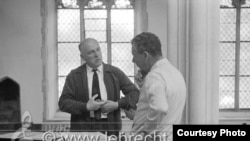 Benjamin Britten discutînd cu Sviatoslav Richter la Aldenburgh. Photo: (c) Brian Seed/Lebrecht Music&Arts