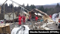 Uposlenici Crvenog krsta čiste ostatke kampa za izbjegle i migrante u blizini Bihaća