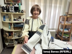 Eugenia Burdea, în cabinetul său medical; ne arată una dintre iile la care a lucrat.