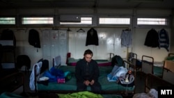 Hajléktalan férfi ül a Magyar Máltai Szeretetszolgálat nappali melegedőjében Budapesten 2019. december 26-án (képünk illusztráció)