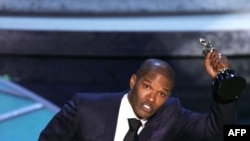 Джейми Фокс получава "Оскар" за ролята си на Рей Чарлс във филма "Рей" през 2005 г.