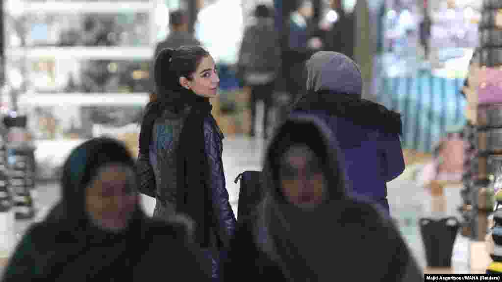 Egy nő a teheráni piacon december 5-én. Iránban szeptemberben kezdődtek tüntetések Mahsza Amini halála után. A fiatal lányt őrizetbe vette a teheráni erkölcsrendészet, mert szűk nadrágot vett fel, és &bdquo;nem megfelelően&rdquo; viselte a hidzsábot. A lány később életét vesztette, a rendőrök vélhetően halálra verték