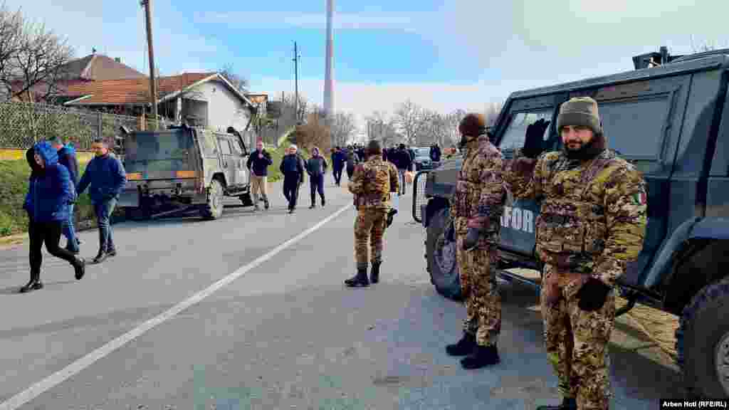Derisa qytetarë serbë shihen duke shkuar në protestën e paralajmëruar në Rudarë të Zveçanit, kurse në rrugë shihen edhe forcat e KFOR-it. &nbsp;