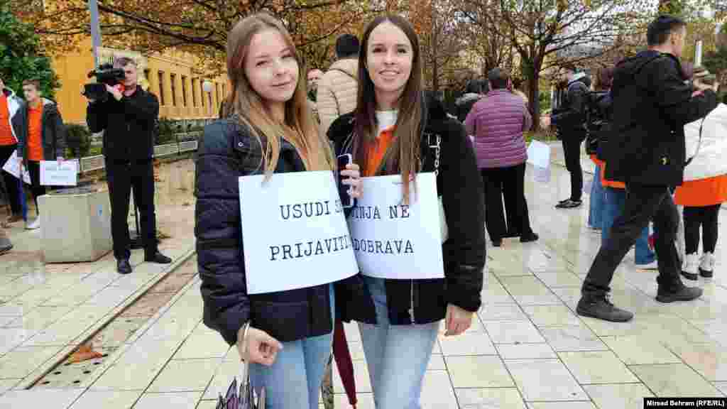 &quot;Usudi se prijaviti&quot;, &quot;Šutnja ne odobrava&quot;, poruke su koje su istakle ove dvije mlade učesnice mirne šetnje protiv nasilja nad ženama.