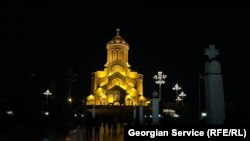 სამების საკათედრო ტაძარი თბილისში შობის ღამეს; 7 იანვარი, 2022 წელი 