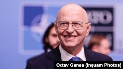 Adjunctul secretarului general al NATO spune că, la reuniunea Alianței de la București, s-a mai pus o cărămidă politică în legătură cu sporirea securității la Marea Neagră și este încrezător că, anul viitor, la Vilnius, vor exista decizii și mai concrete. 