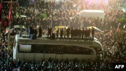 Gradonačelnik Istanbula Ekrem Imamoglu govori pristalicama s autobusa tokom protesta 14. decembra 2022. nakon što ga je sud osudio na skoro tri godina zatvora.