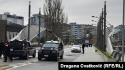 Forcat e KFOR-it mbi urën e lumit Ibër.