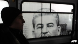 Portret sovjetskog diktatora Josifa Staljina na prozoru minibusa tokom 70. godišnjice Staljingradske bitke.