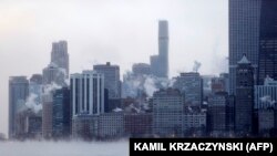 Mjegull mbi liqenin Miçigan dhe Çikago gjatë mëngjesit të 23 dhjetorit, kur temperaturat ishin minus 21 gradë celcius.