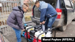Volunteers load up generators that were purchased thanks to Peykov's fund-raising campaign in Bulgaria.