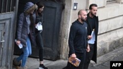 Andrew Tate (majtas) dhe Tristan Tate (djathtas) së bashku me dy gra rumune dalin nga një gjykatë në Bukuresht, Rumani. 10 janar 2023.