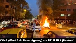 Prema podacima boraca za ljudska prava, najmanje 450 ljudi je ubijeno, a više od 15.000 privedeno u vladinim akcijama protiv demonstranata. Na fotografiji: Scene sa protesta u Teheranu 19. septembra 2022. 