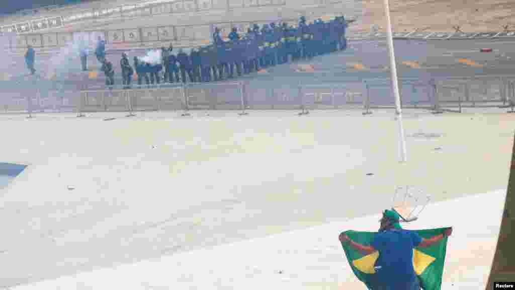 Biztonsági erők vonulnak fel a kerítéseket ledöntő Bolsonaro-hívek megfékezésére