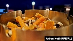 Një taketuke e mbushur plot me bishta të cigareve në një lokal në Prishtinë, në janar të vitit 2023. (Foto: Arben Hoti/Radio Evropa e Lirë)