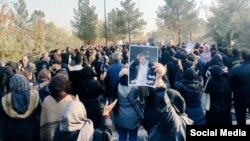 Demonstranati kod groba Hamidreze Rouhija na groblju u Teheranu, uprkos raspoređivanju snaga bezbjednosti kako bi se držali dalje.