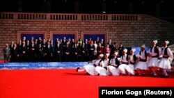 Krerët e Ballkanit Perëndimor dhe liderët e BE-së duke shikuar një performancë pas fotografisë familjare të bërë në samitin BE-Ballkani Perëndimor. Tiranë, 6 dhjetor 2022.