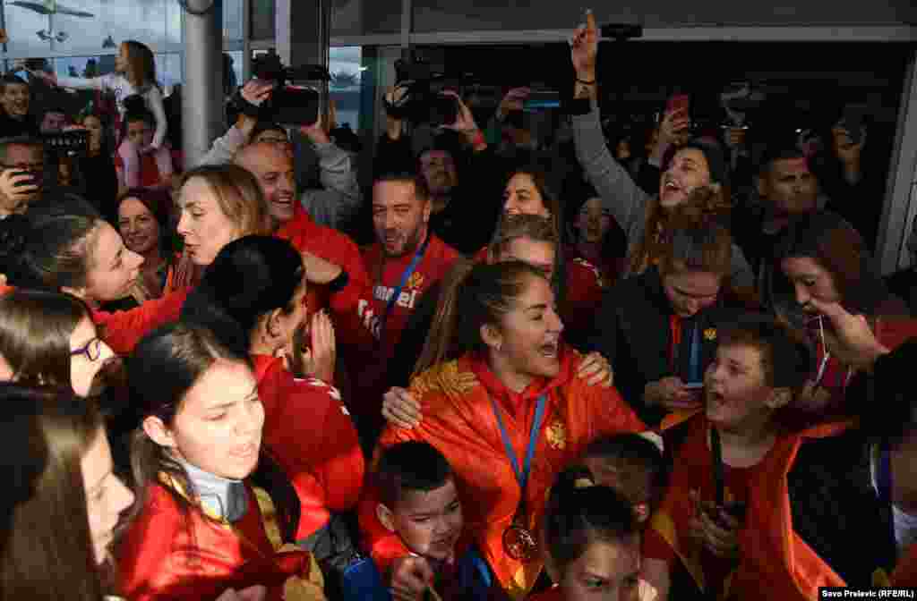 Karneval na aerodromu! Crnogorske rukometašice osvajanje evropske bronze proslavljaju zajedno s navijačima koji su ih dočekali. Pjesma, skandiranje, autogrami i zajedničke fotografije.&nbsp; &nbsp; &nbsp; &nbsp; &nbsp; &nbsp; &nbsp; &nbsp; &nbsp; &nbsp; &nbsp; &nbsp; &nbsp; &nbsp; &nbsp; &nbsp; &nbsp; &nbsp; &nbsp; &nbsp; &nbsp; &nbsp; &nbsp; &nbsp; &nbsp; &nbsp; &nbsp; &nbsp; &nbsp; &nbsp; &nbsp; &nbsp; &nbsp; &nbsp; &nbsp; &nbsp; &nbsp; &nbsp; &nbsp; &nbsp; &nbsp; &nbsp; &nbsp; &nbsp; &nbsp; &nbsp; &nbsp; &nbsp; &nbsp; &nbsp; &nbsp; &nbsp; &nbsp; &nbsp; &nbsp; &nbsp; &nbsp; &nbsp; &nbsp; &nbsp; &nbsp; &nbsp; &nbsp; &nbsp; &nbsp; &nbsp; &nbsp; &nbsp; &nbsp; &nbsp; &nbsp; &nbsp; &nbsp; &nbsp; &nbsp; &nbsp; &nbsp; &nbsp; &nbsp; &nbsp; &nbsp; &nbsp; &nbsp; &nbsp; &nbsp; Aerodrom Podgorica, 21.11.2022.