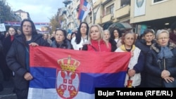 Сръбски жени от Северна Косовска Митровица протестират срещу плановете на Косово да глобява шофьри със сръбски номера.