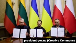 Президентите на Литва Украйна и Полша Гитанас Науседа, Володимир Зеленски и Анджей Дуда по време на срещата им в украинския град Лвов. 
