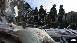 Ukrajinski spasioci rade na lokaciji nakon ruskog raketnog udara na lokalnu pijacu u selu Ševčenkove, u oblasti Harkiv, 9. januara 2023. godine, usred ruske invazije na Ukrajinu.