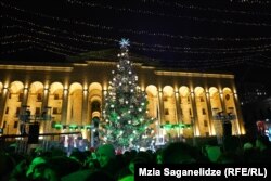 ასე გამოიყურებოდა მთავარი ნაძვის ხე იქამდე, სანამ ცეცხლი გაუჩნდებოდა.