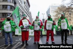 Ljudi sudjeluju u prosvjedima protiv rastućih troškova života u Briselu, 16. decembra 2022.