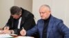 Igor Dodon alături de unul dintre avocații săi Ion Vîzdoaga, în cadrul unei ședințe de judecată în dosarul „Energocom”