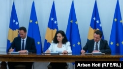 Presidentja Vjosa Osmani, kryeparlamentari Glauk Konjufca dhe kryeministri Albin Kurti. 