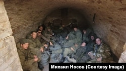 Një grup ushtaresh rusë të ngujuar në një bodrum për mosbindje ndaj urdhrave për të luftuar në Ukrainë, në dhjetor 2022.