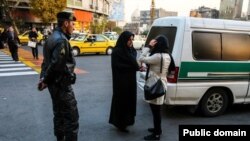 Egy nőt állítanak meg az erkölcsrendőrök Iránban