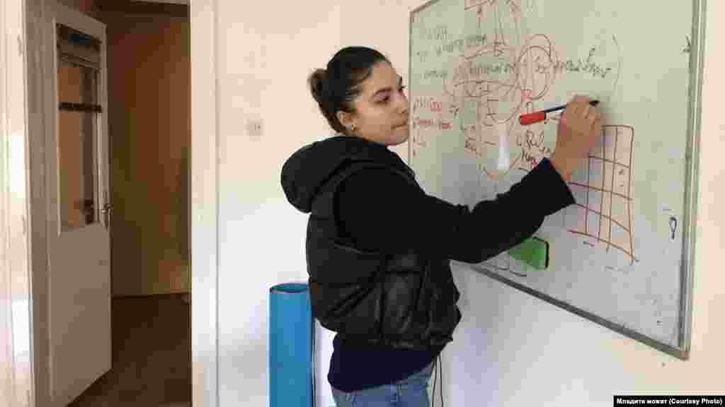 Средношколка на работна позиција во Школа за дизајн, уметност и технологија, на &bdquo;Social day&ldquo; &nbsp;