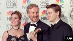 Камерън, Кейт Уинслет и Леонардо Ди Каприо позират пред фотографи, след като Камерън печели наградата за най-добър режисьор за "Титаник" на 55-ите годишни награди "Златен глобус" в Бевърли Хилс, 1998.