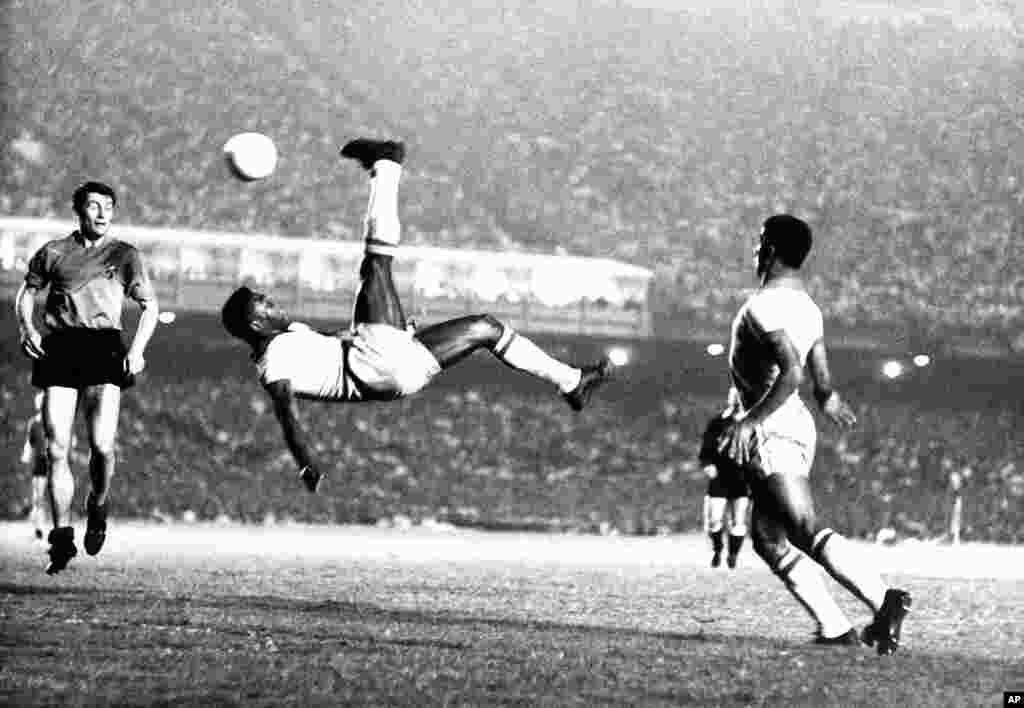 În 1967, Pelé și echipa sa au călătorit în Nigeria, unde era în desfășurare un război civil. A fost decretată o încetare a focului, timp de 48 de ore, pentru a permite tuturor să-l urmărească pe marele jucător.&nbsp; Pe 19 noiembrie 1969, în meciul cu numărul 909, a marcat cel de-al 1.000-lea gol al său. 📸&nbsp;Vedeta braziliană de fotbal lovește o minge din foarfecă, în timpul unui meci din septembrie 1968.&nbsp;(AP Photo)