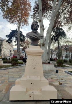 პუშიკნის ძეგლი მოხსნილი ლითონის გაფორმებით. 2022 წლის 16 დეკემბერი