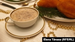 Kutia. Felul esențial la masa ucraineană de Crăciun. Consistența compoziției - grâu, mac, nucă, miere - diferă. Aici în ceașcă de ceai, à la Odesa.