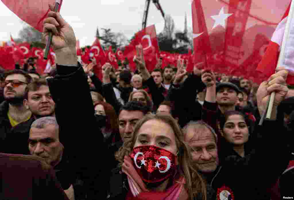 Протестиращи развяват турски национални знамена по време на митинг срещу присъдата и политическата забрана на кмета на Истанбул Екрем Имамоглу. Истанбул,&nbsp;Турция, 15 декември 2022 г.